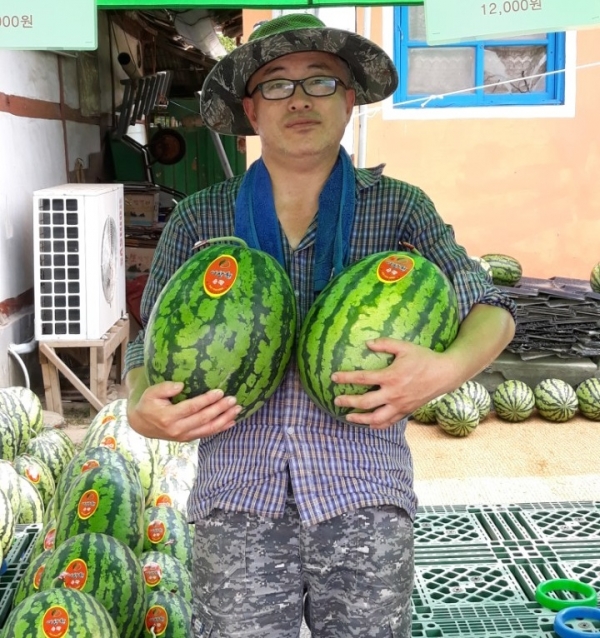   Ŭ
